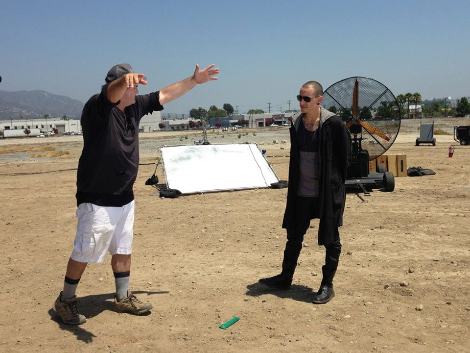 Mark Pellington con Chester sul set di Final Masquerade